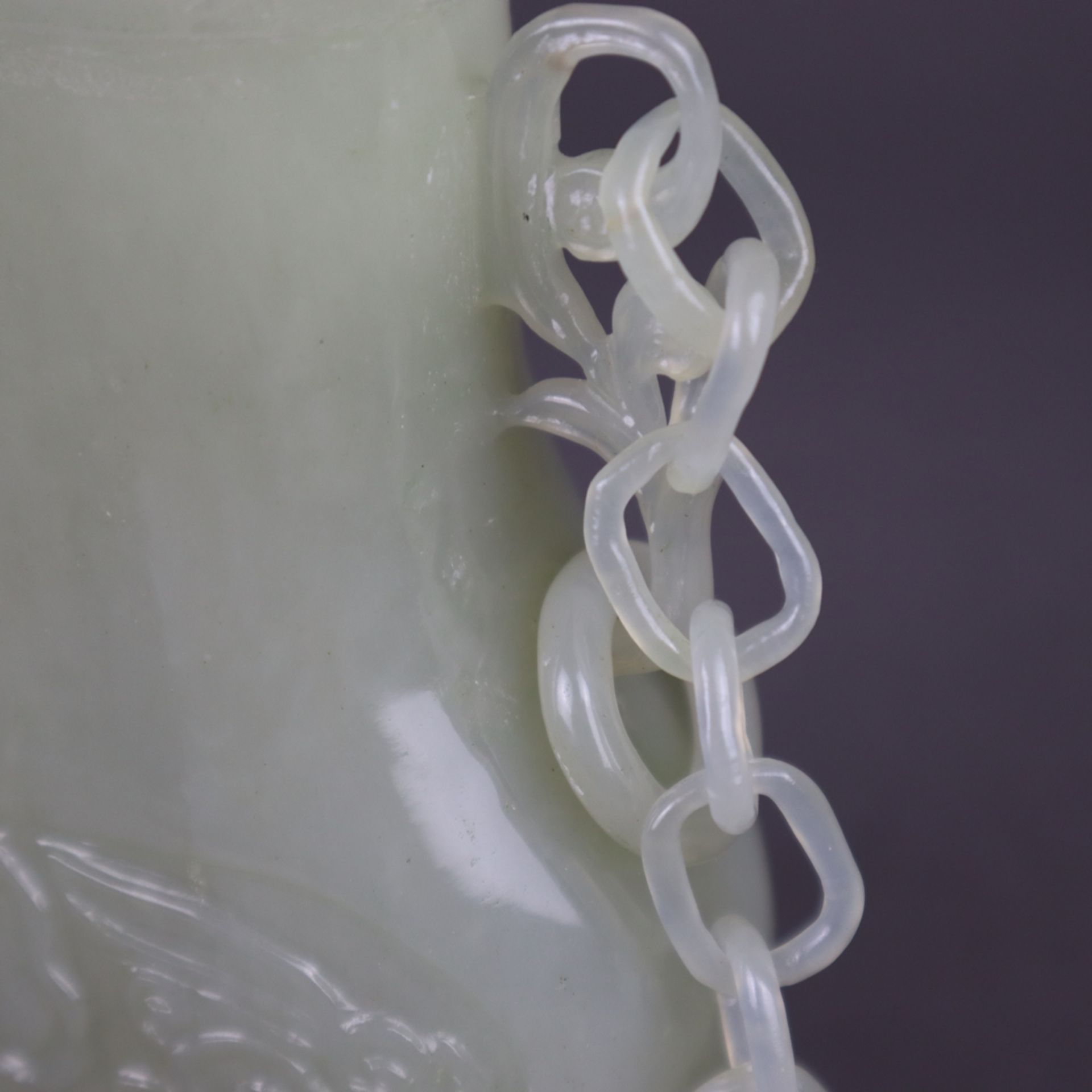 Jadevase mit Kette - China, H.ca.21cm (ohne Kette), hellgrüne transluzente Jade, flache Vase mit ho - Bild 5 aus 9