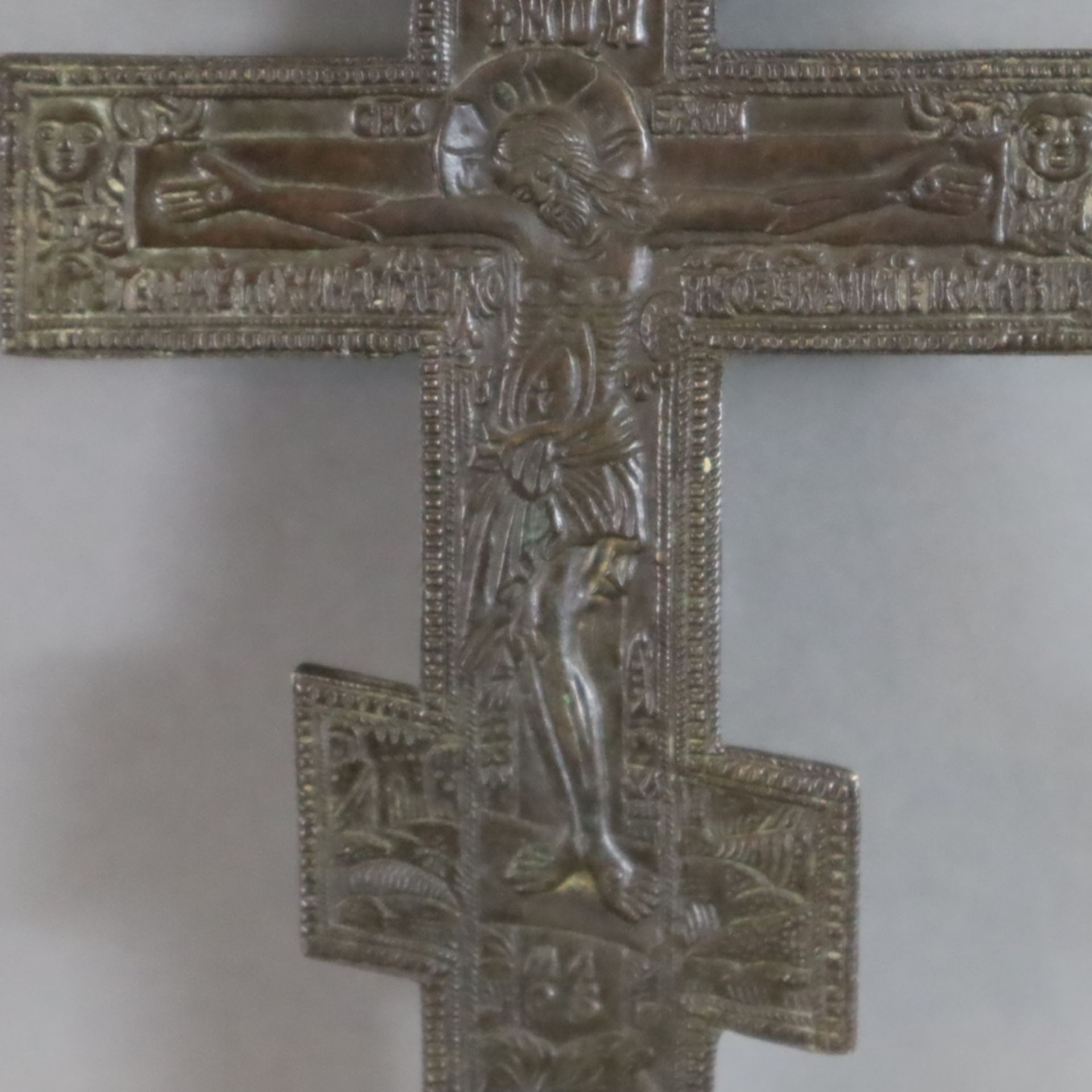 Segenskreuz - Russland, 19.Jh., Bronze, dunkel patiniert, reliefierte Darstellung Christi im Typus - Image 2 of 10