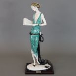 Porzellanfigur im Art-Déco-Stil - Elegante Dame mit Buch, Capodimonte, Entwurf von Giuseppe Armani,