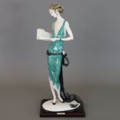 Porzellanfigur im Art-Déco-Stil - Elegante Dame mit Buch, Capodimonte, Entwurf von Giuseppe Armani,
