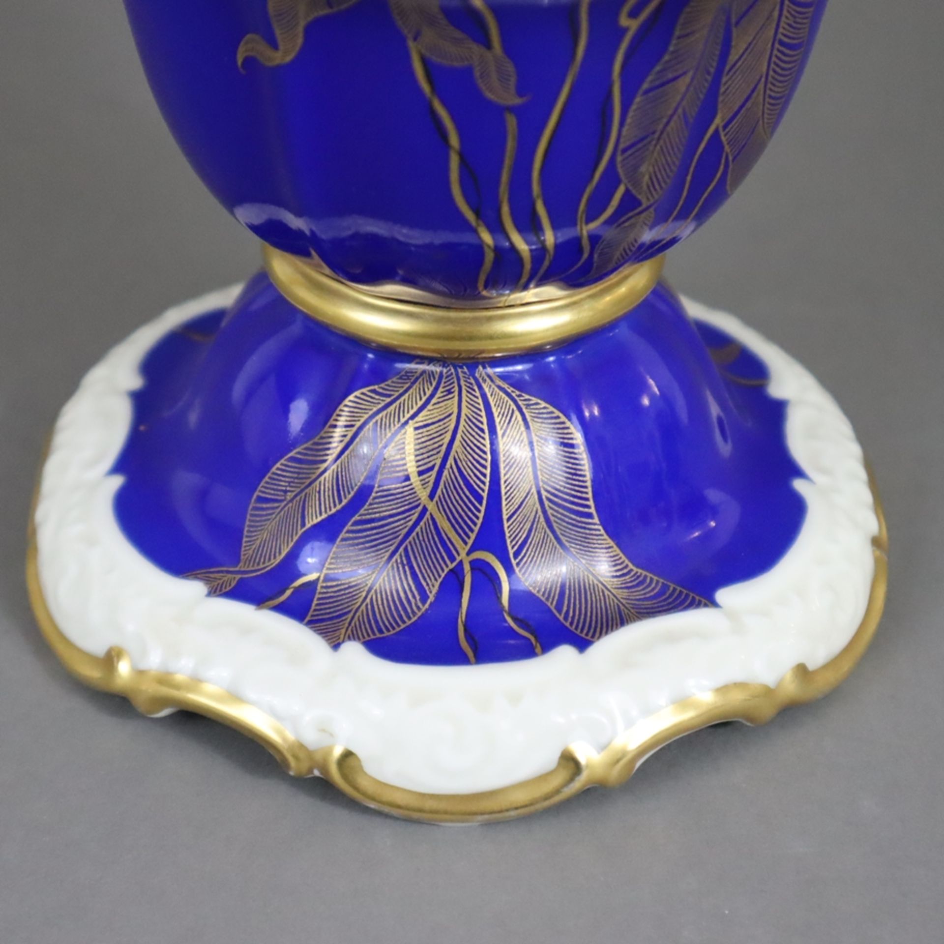 Konvolut Rosenthal - Porzellan, Blumenmalerei in Gold auf partiell blauem Fond, 1x Fußvase mit reli - Bild 5 aus 10