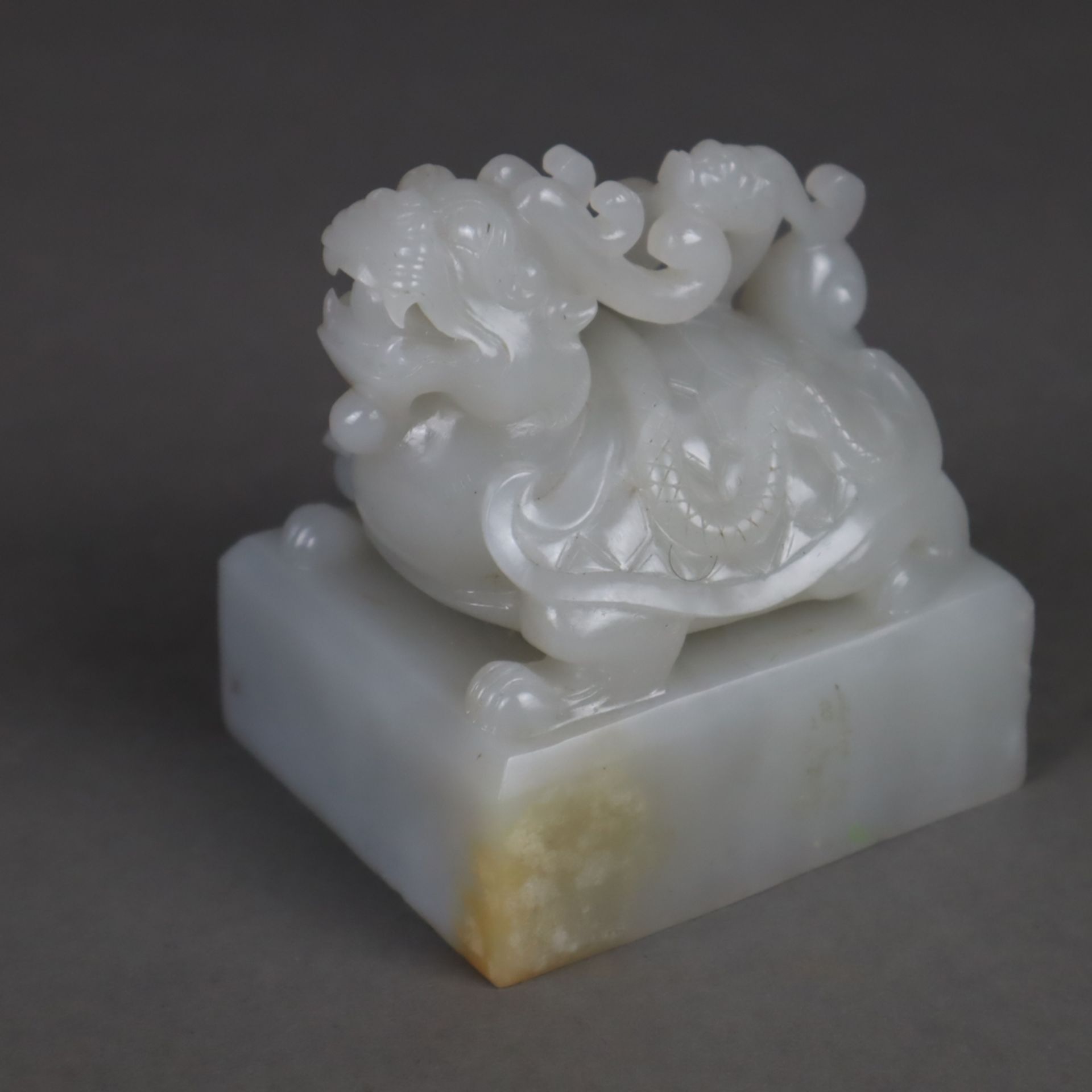 Jadesiegel - China 20.Jh., fein geschnitzte gräulich-weiße Jade (1 Ecke bräunlich verfärbt), Siegel