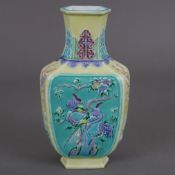 Vase mit reliefiertem Dekor - China, Porzellan, polychrome Bemalung in Pastelltönen, mannigfaltiger