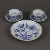 Paar Mokkatassen mit UT und Schale - Meissen, Form "Neuer Ausschnitt", Porzellan, unterglasurblaues