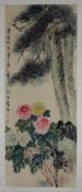 Chinesisches Rollbild - Blühender Strauch unter einer Kiefer, Tusche und Farben auf Papier, in chin