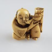 Katabori-Netsuke - Japan 20.Jh., Bauer mit Blas-/Trinkhorn, Elfenbein, schwarz gefärbte Ritzkonture