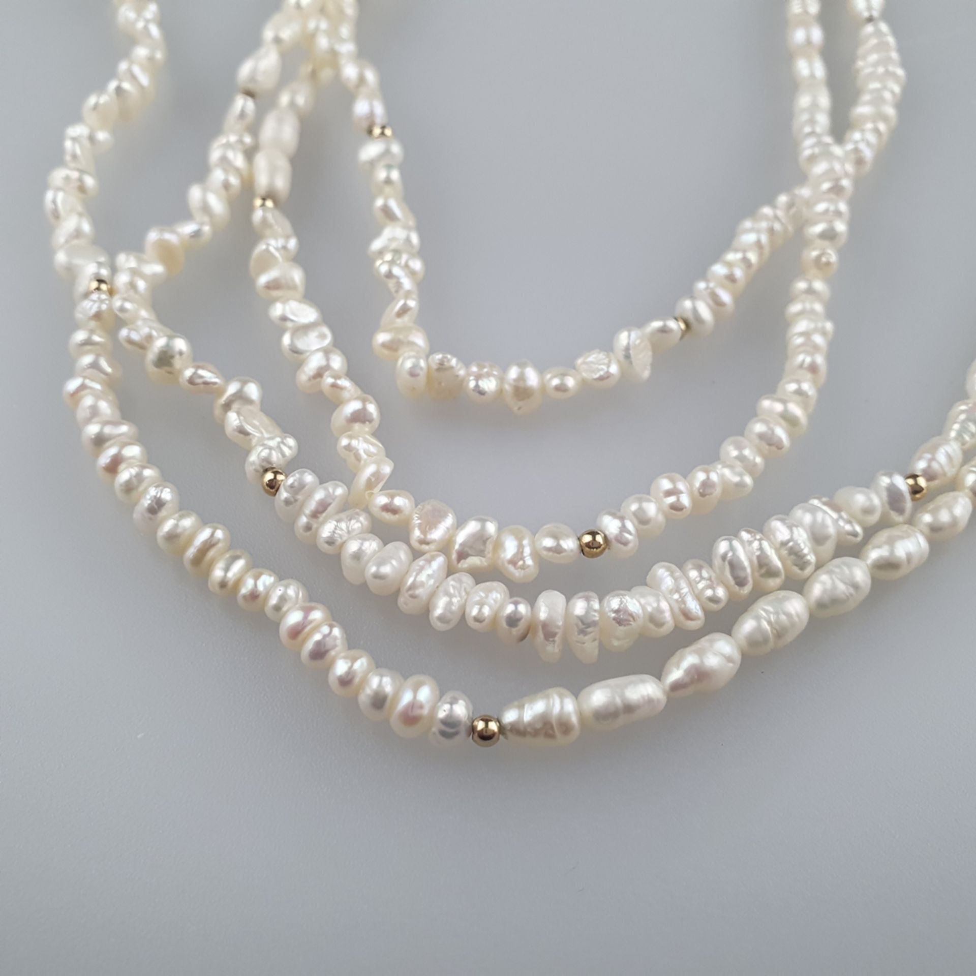 Endlos-Perlenkette - unregelmäßig geformte aufgezogene Süßwasserperlen in der Art der Charleston-Ke - Bild 2 aus 4