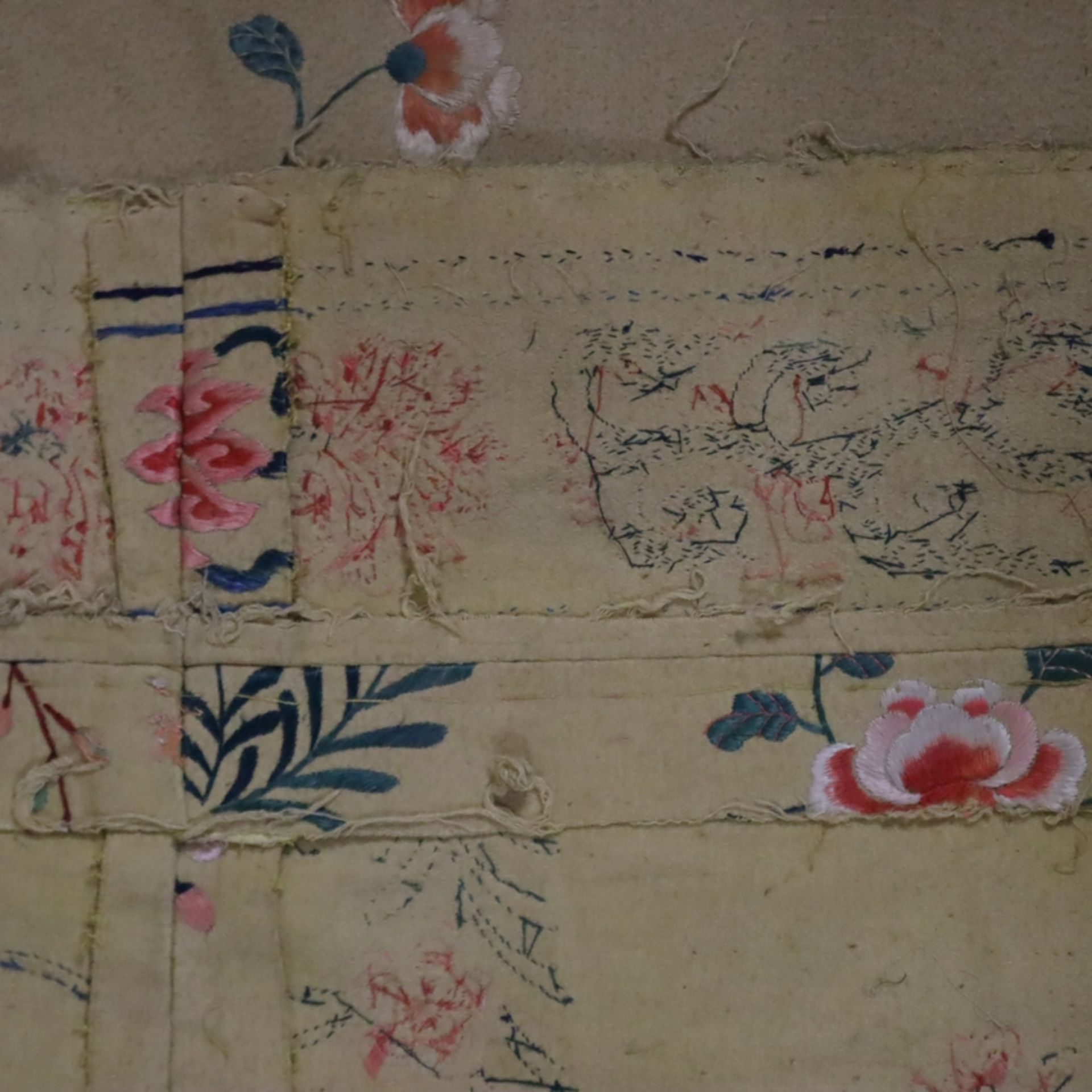 Bestickter Wandbehang - China, teils ausgehende Qing-Dynastie, sehr großes Textil bestickt mit blüh - Bild 15 aus 15