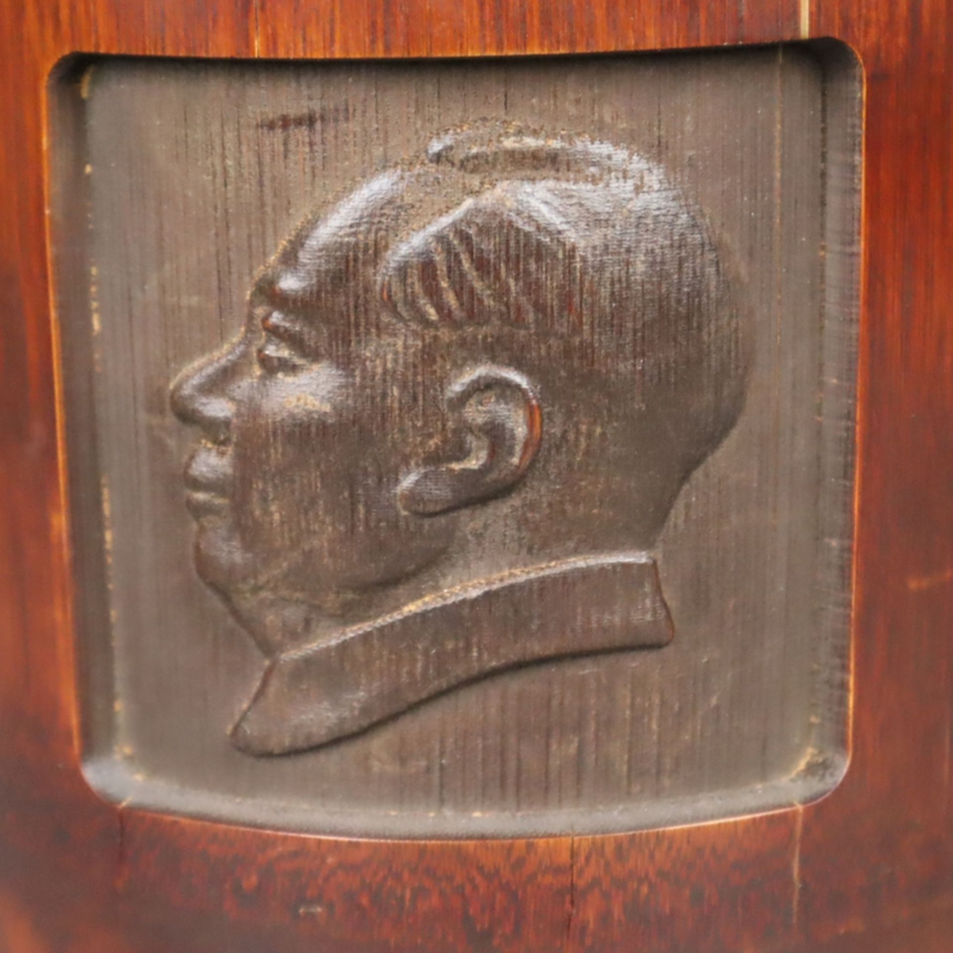 Bambus-Pinselbecher mit Mao-Portrait - China, 20. Jh. Bambus, geschnitzt, zylindrische Form, schaus - Bild 3 aus 8