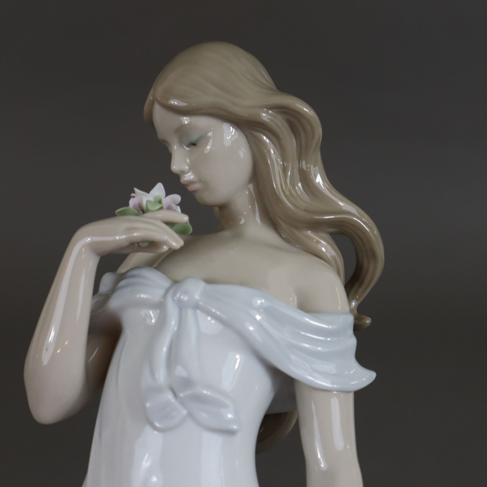 Porzellanfigur "Das Flüstern der Blumen" - Lladro, Spanien, Modellnr.6918, Entwurf: Jose Santaeulal - Bild 5 aus 10