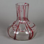 Glasvase - Klarglas mit rubinrotem, geädertem Fadendekor, gebauchte Form mit eingezogenem, leicht k