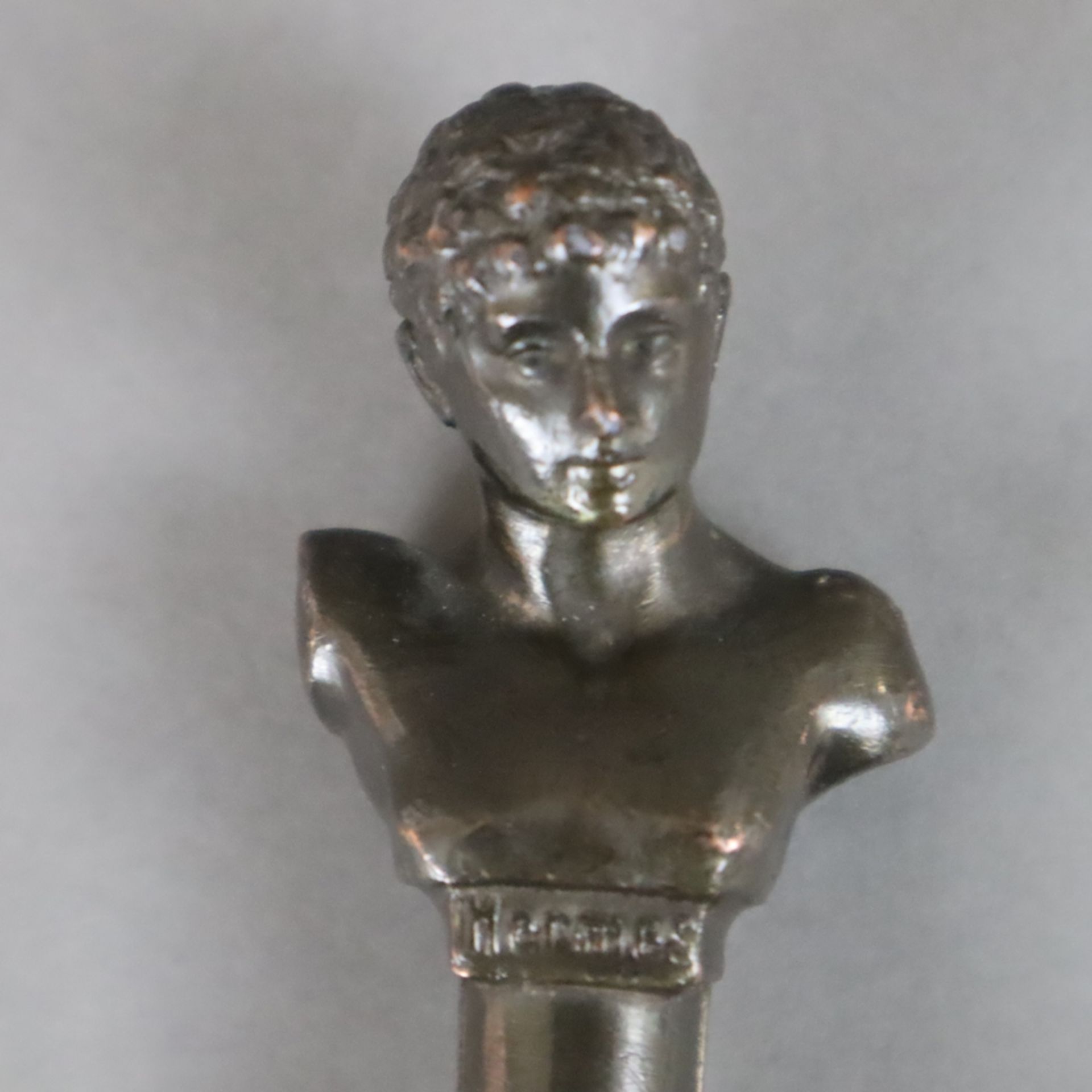 Figürliche Petschaft "Hermes" - Metallguss, bronziert, Hermes-Büste auf Säulensockel, im Boden Mono - Image 2 of 5