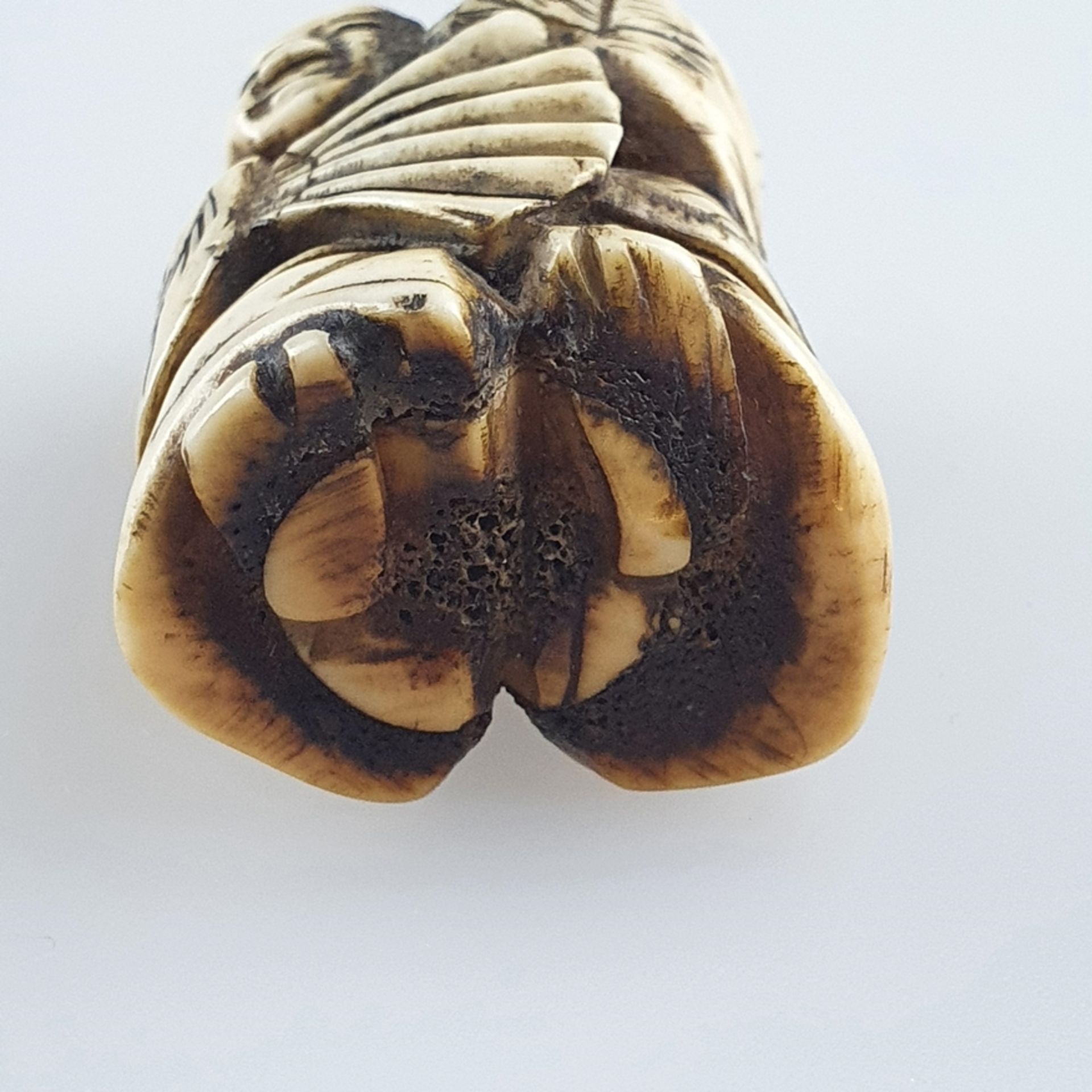 Katabori-Netsuke - Japan,wohl Meiji-Zeit, Sambaso-Tänzer mit Schildkröte, Hirschhorn, schwarz gefär - Bild 6 aus 6