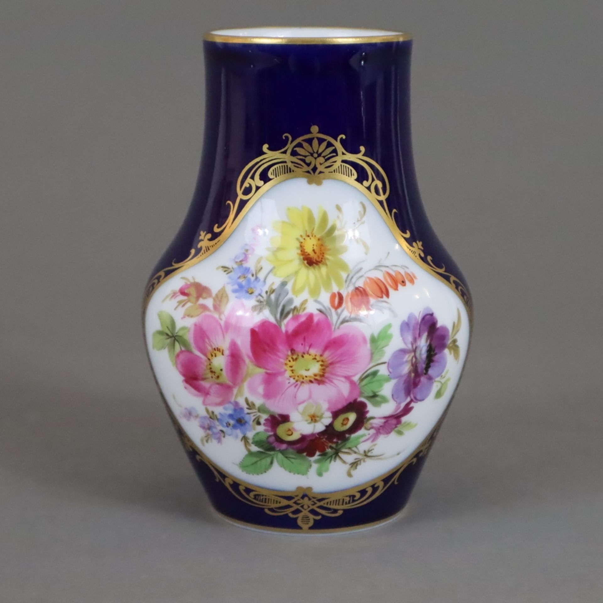 Kleine Vase - Meissen, Knaufzeit (1850-1924), Porzellan, kobaltblauer Fond, schauseitig polychrome