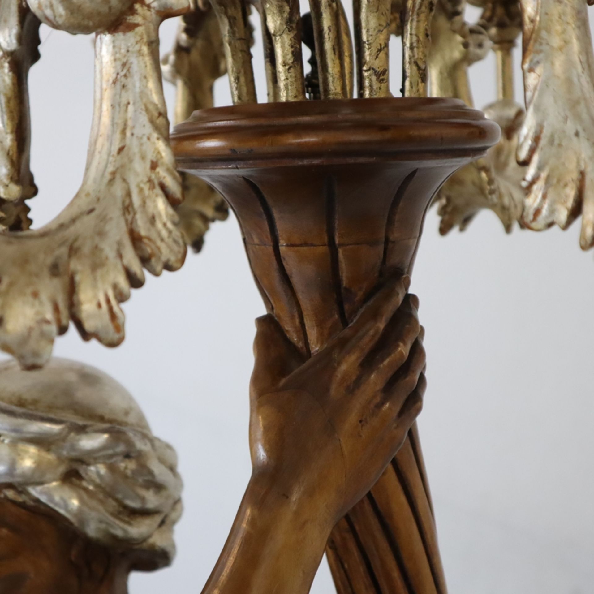 Großer figürlicher Leuchter - 20.Jh., venezianischer Barock-Stil, Holz, geschnitzt, gebeizt, teils - Image 5 of 13