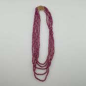Fünfreihiges Rubin-Collier - Rubin-Rondelle, zusamme | 440cts Five row ruby gemstone necklace with