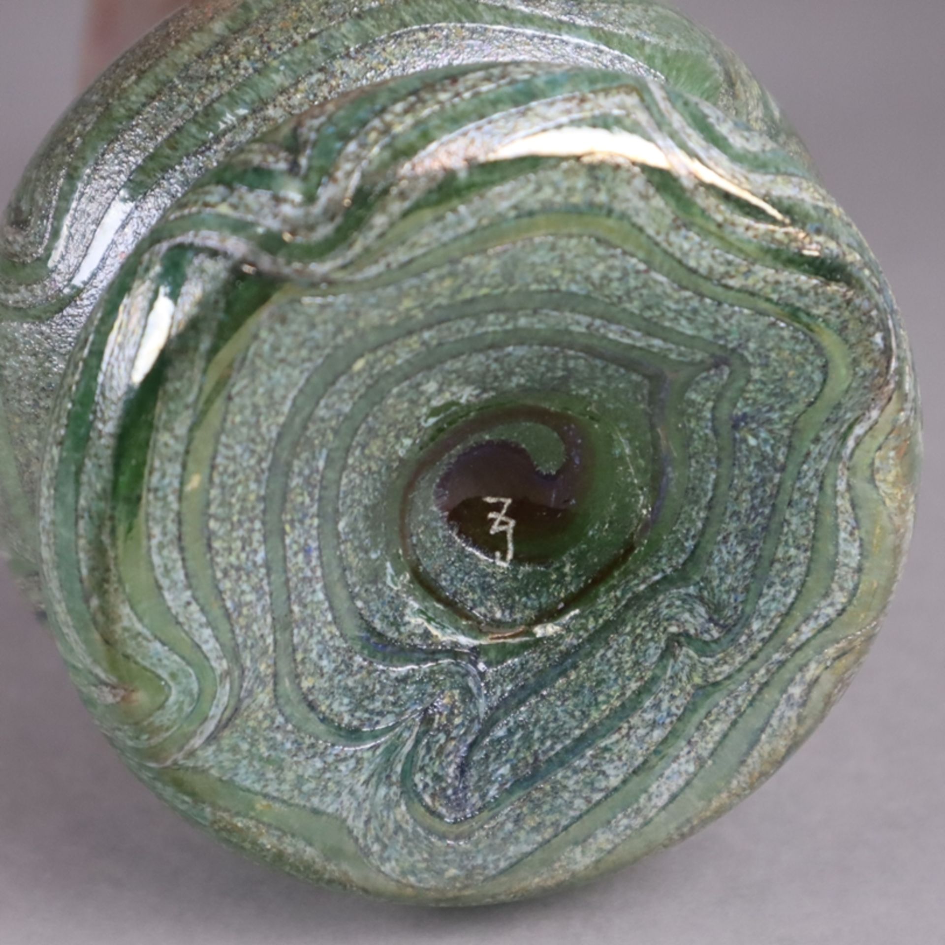 Jugendstil-Vase - irisiertes Glas mit farbigen Pulvereinschmelzungen, gebauchter Korpus mit langem - Bild 7 aus 8