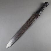 Afrikanisches Kurzschwert - Griff Holz geschnitzt, zweischneidige Stahlklinge von ca.35cm Länge, Ge