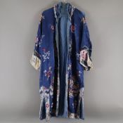 Chinesische Robe - China um 1910/20, reine Naturseide, Seidenbestickung in Satinstich mit Drachenmo