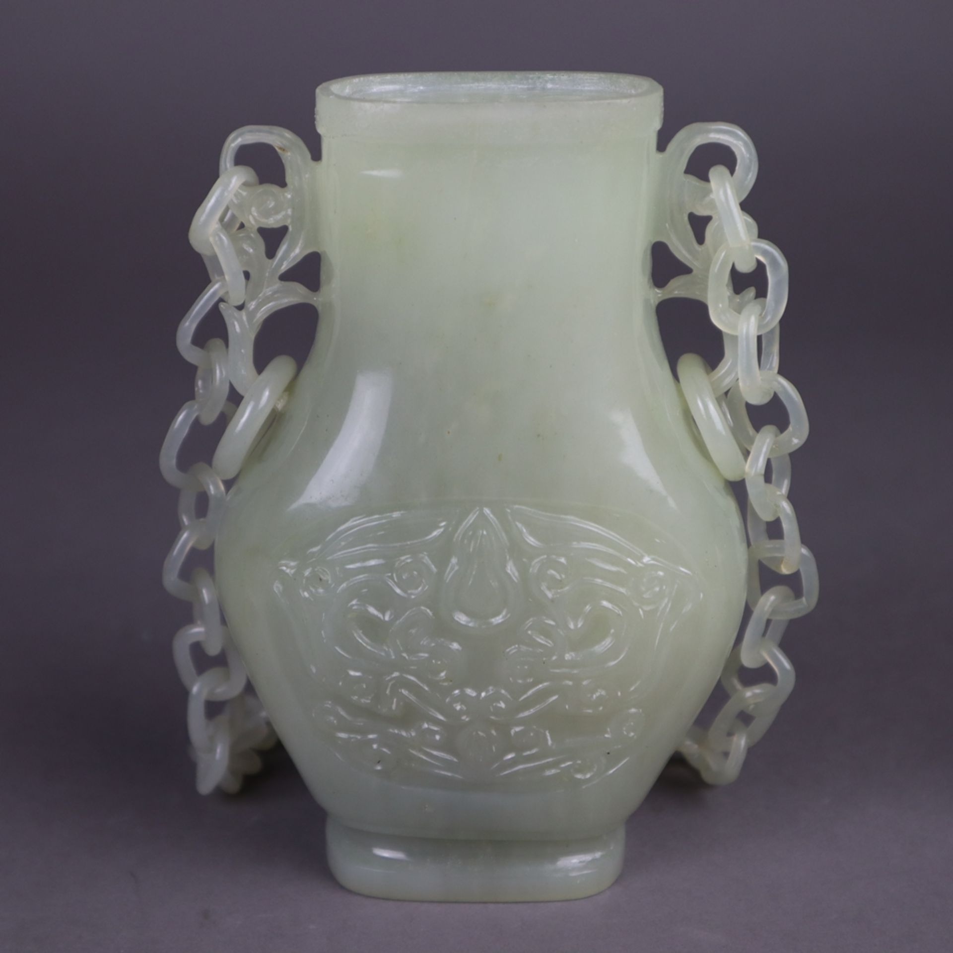 Jadevase mit Kette - China, H.ca.21cm (ohne Kette), hellgrüne transluzente Jade, flache Vase mit ho - Bild 8 aus 9