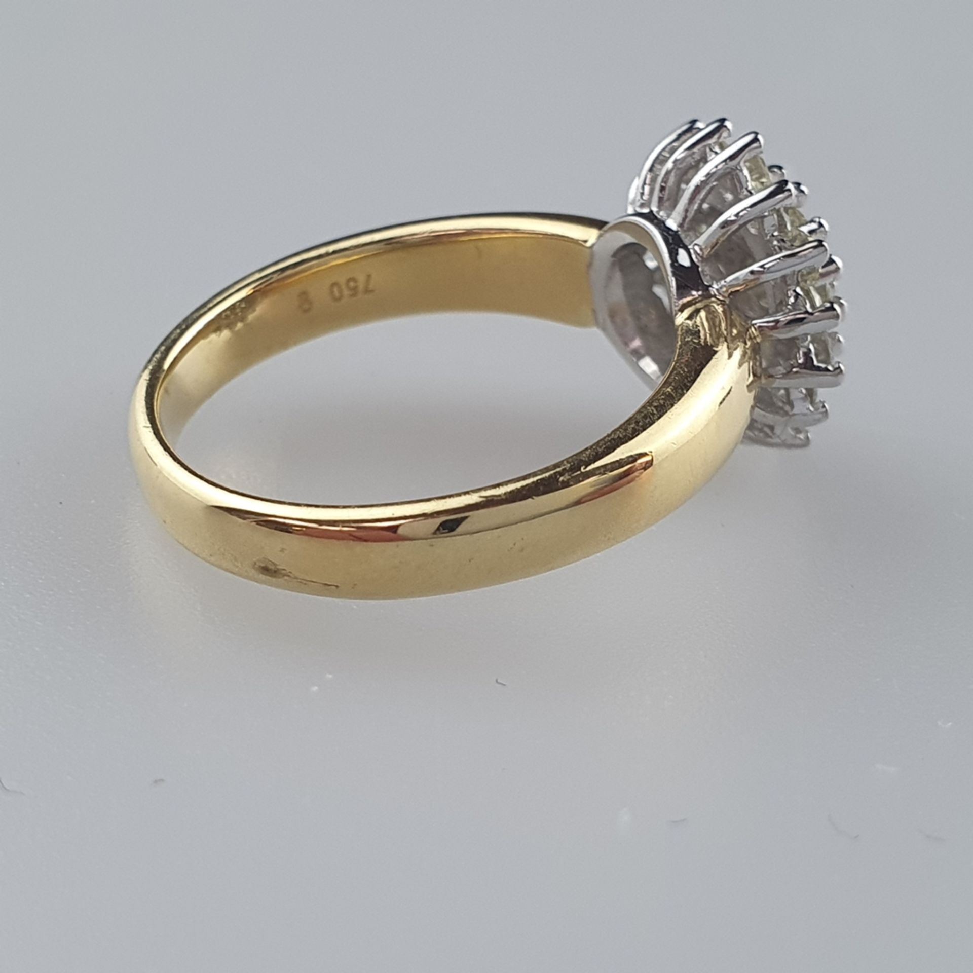 Elegant-klassischer Diamant-Rosettenring - Gelbgold/Weißgold 750/000, runder Ringkopf in mehreren E - Bild 4 aus 5