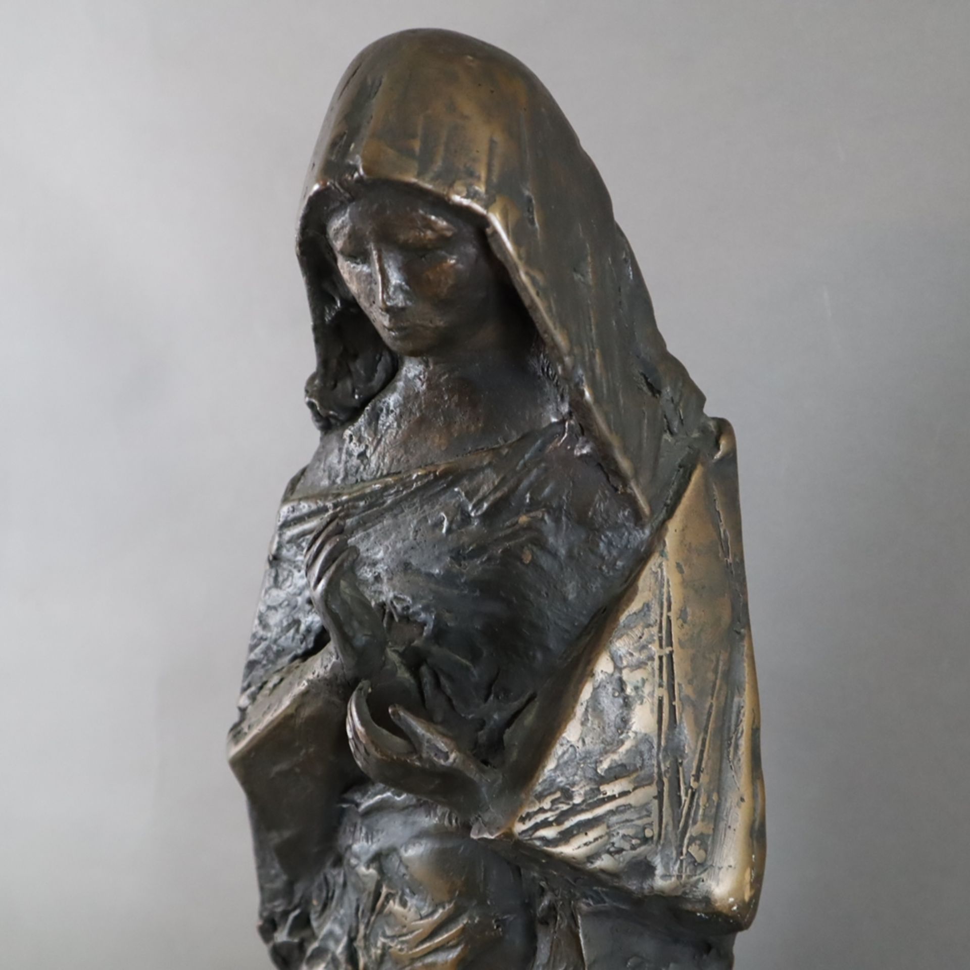 Spreng, Blasius (1913-München-1987) - Marienfigur, um 1960, Bronze, braun patiniert, Darstellung de - Image 7 of 11