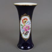 Vase - Meissen, Pfeifferzeit (1924-1934), Keulenform, kobaltblauer Fond, schauseitig polychrome Blu