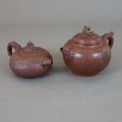 Zwei Zisha-Teekannen - China, rotbraunes Yixing-Steinzeug, auf den Wandungen umlaufend eingeritzte