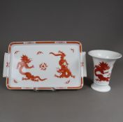 Vase und Tablett - Meissen, Dekor "Roter Drache", Porzellan, 1x Trichtervase, Ränder in Grau, unter