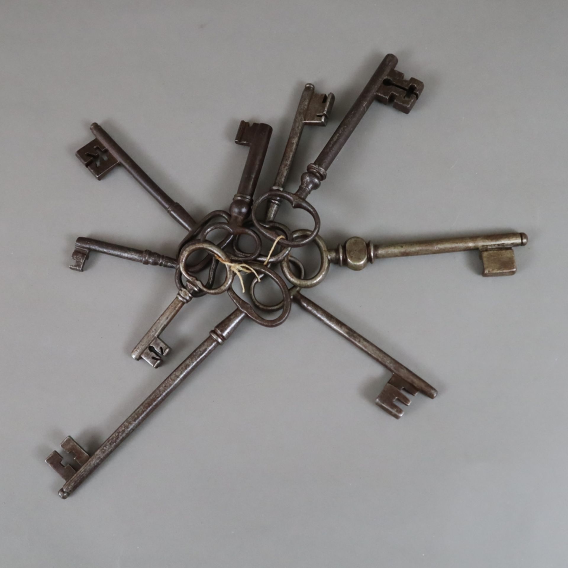 Konvolut von 9 Schlüsseln - 18./19. Jahrhundert, Eisen, unterschiedliche Ausformungen und Größen, A