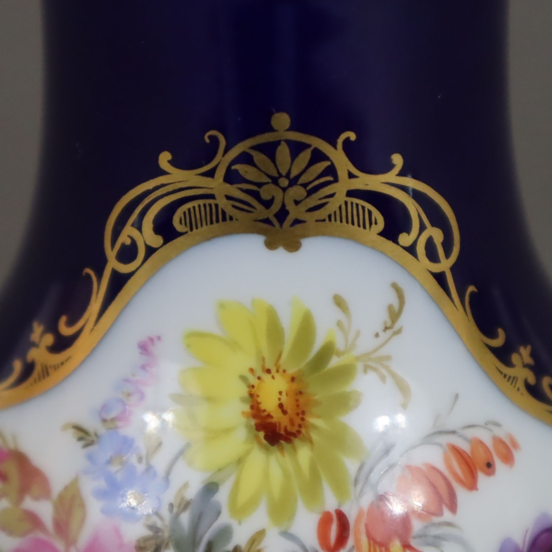 Kleine Vase - Meissen, Knaufzeit (1850-1924), Porzellan, kobaltblauer Fond, schauseitig polychrome - Bild 4 aus 8