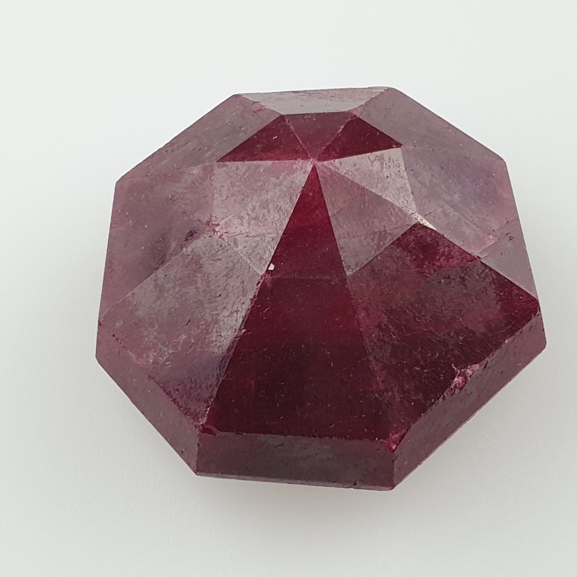 Großer facettierter Rubin - ca. 401ct,, ca.41x42x24mm, mit Ze | 401ct Fancy Shape Ruby Gemstone Cer - Bild 6 aus 7