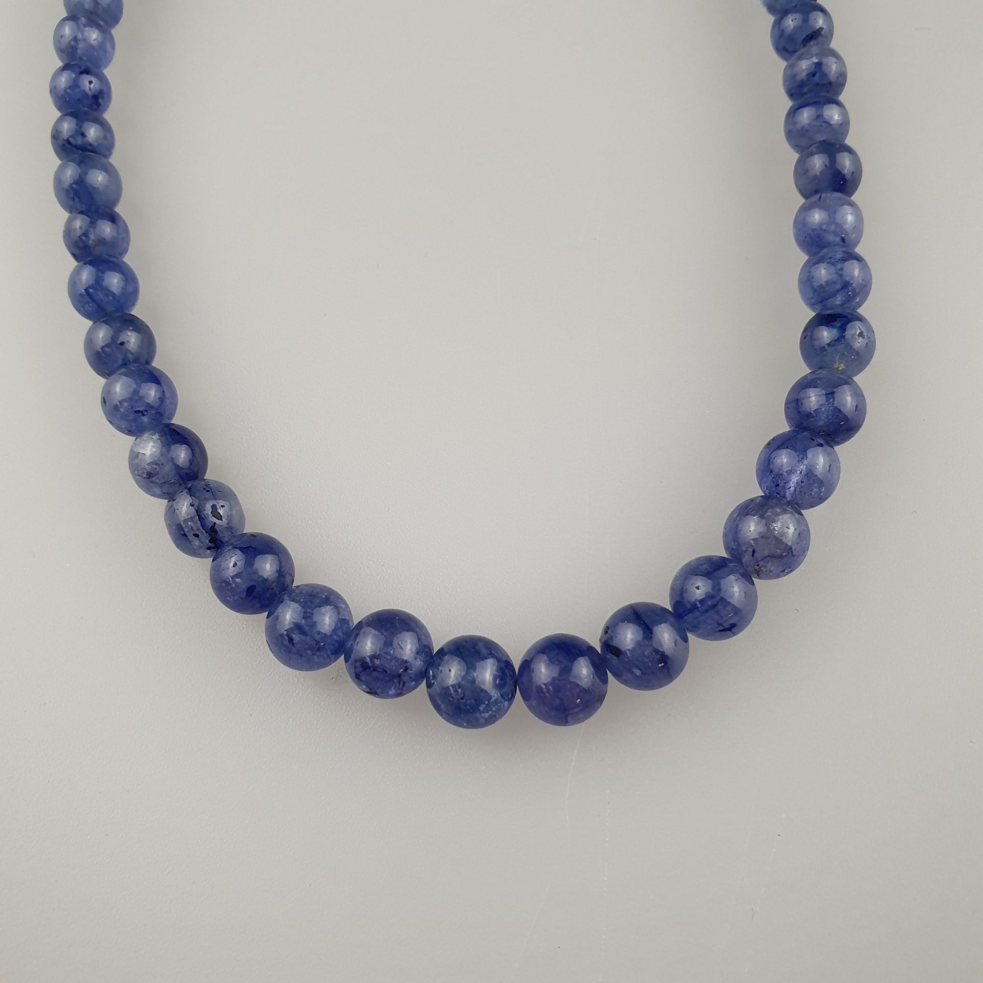Saphir-Halskette - im Verlauf angeordnet, zusammen ca.190 | 190cts cabochon blue sapphire gemstone - Bild 2 aus 4