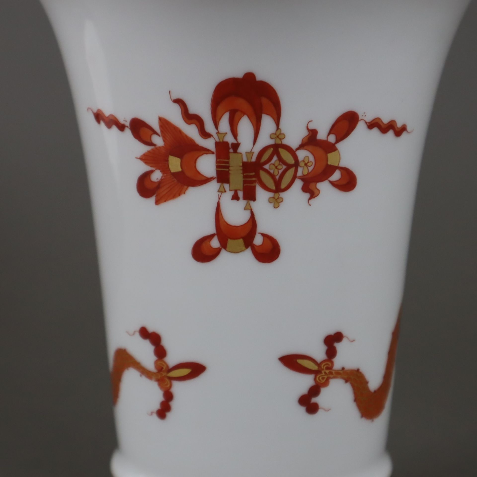 Vase und Gebäckschale - Meissen, 20.Jh., Dekor "Roter Hofdrache" mit Goldakzenten, Porzellan, 1x Tr - Bild 5 aus 12
