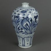 Blau-Weiß Vase in Meiping-Form - China, Porzellan, Bemalung in Unterglasurblau mit Fischteichdekor,
