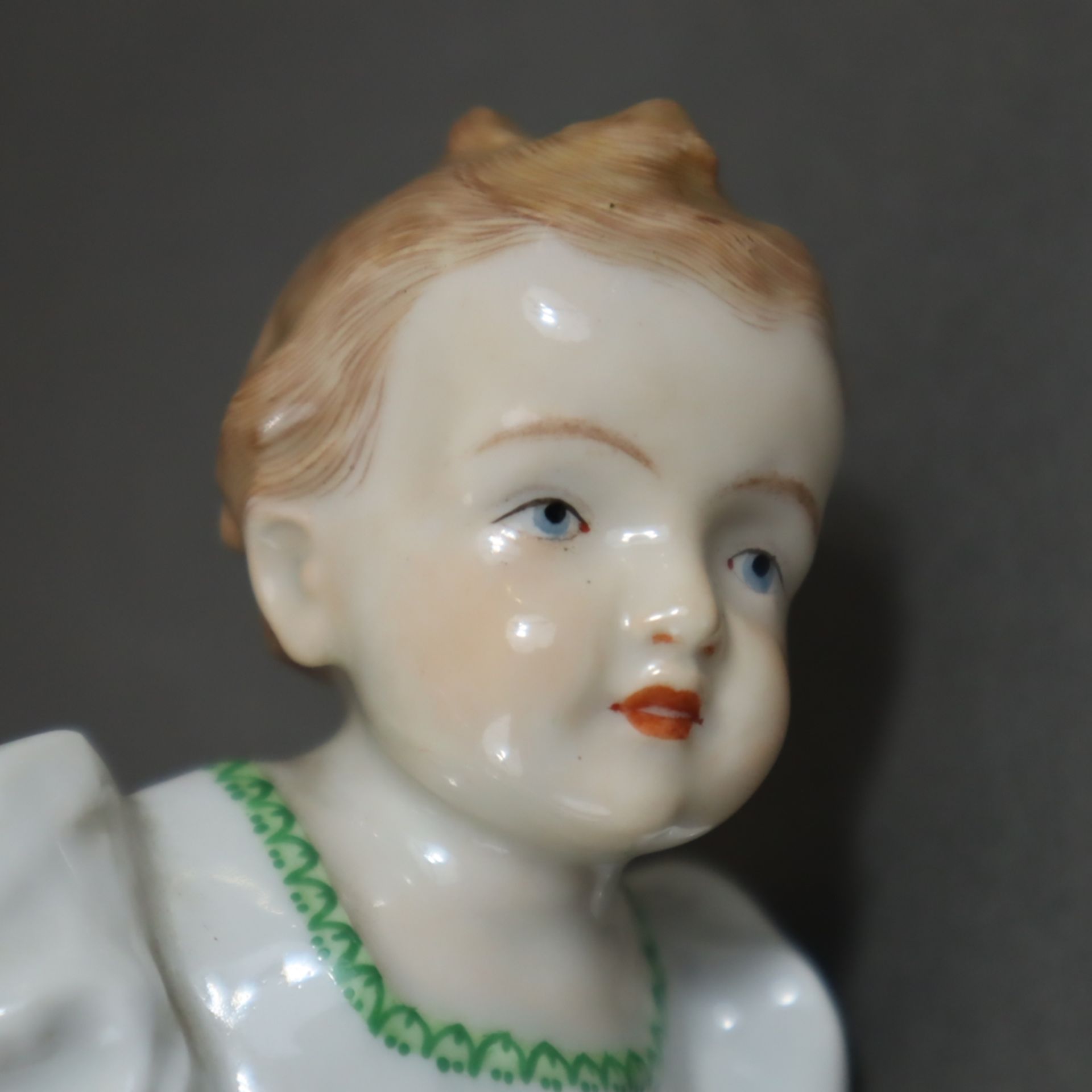 Hentschelkind "Mädchen mit Puppe" - Meissen, Mod.Nr. X164, Entwurf von 1907: Konrad Hentschel (1872 - Image 10 of 12