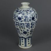 Meipingvase - China, Bemalung in Unterglasurblau mit Lotosranken, -blättern und Schriftzeichen, bod