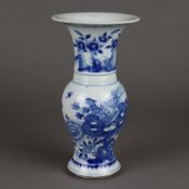 Kleine Gu-Vase - China, nach 1900, Porzellan, mit Blaumalerei in Unterglasur: Phönix sowie mit blüh