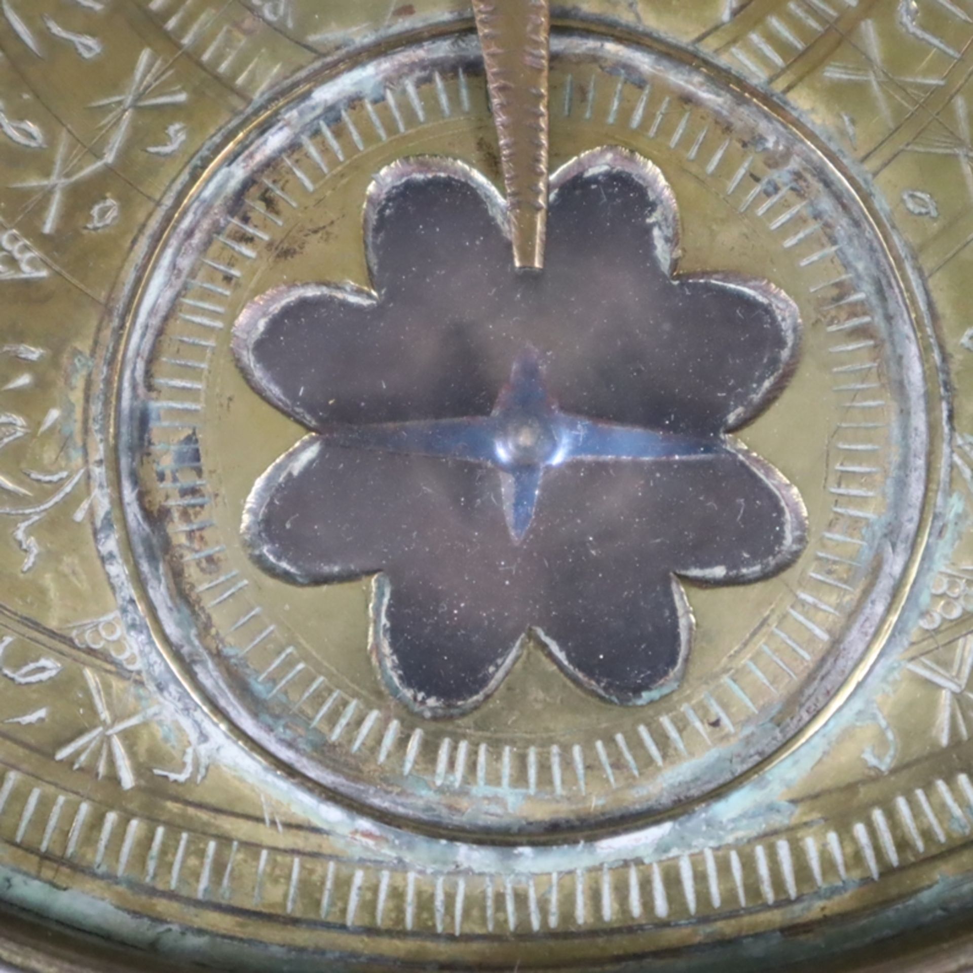 Qibla-Zeiger- wohl Persien 19.Jh., Messing, runde, leicht vertiefte Form, graviert, unter anderem m - Image 3 of 8