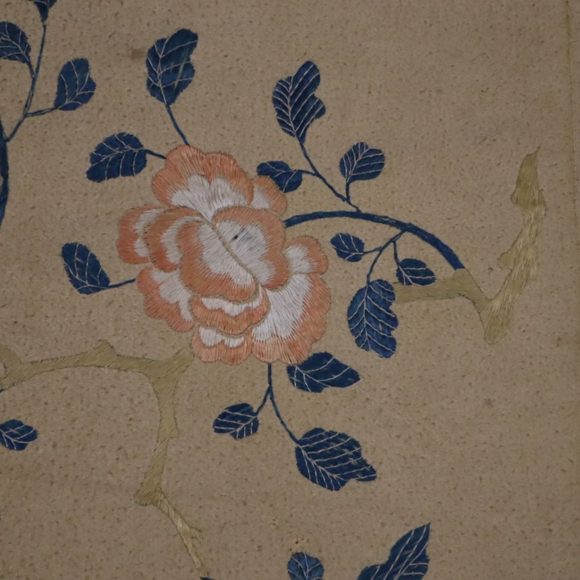 Bestickter Wandbehang - China, teils ausgehende Qing-Dynastie, sehr großes Textil bestickt mit blüh - Bild 2 aus 15