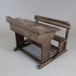 Miniatur-Schulbank aus Holz - dunkel gebeizt, scharnierte Tischklappe ca.23x28x22,5 cm, leichte Alt