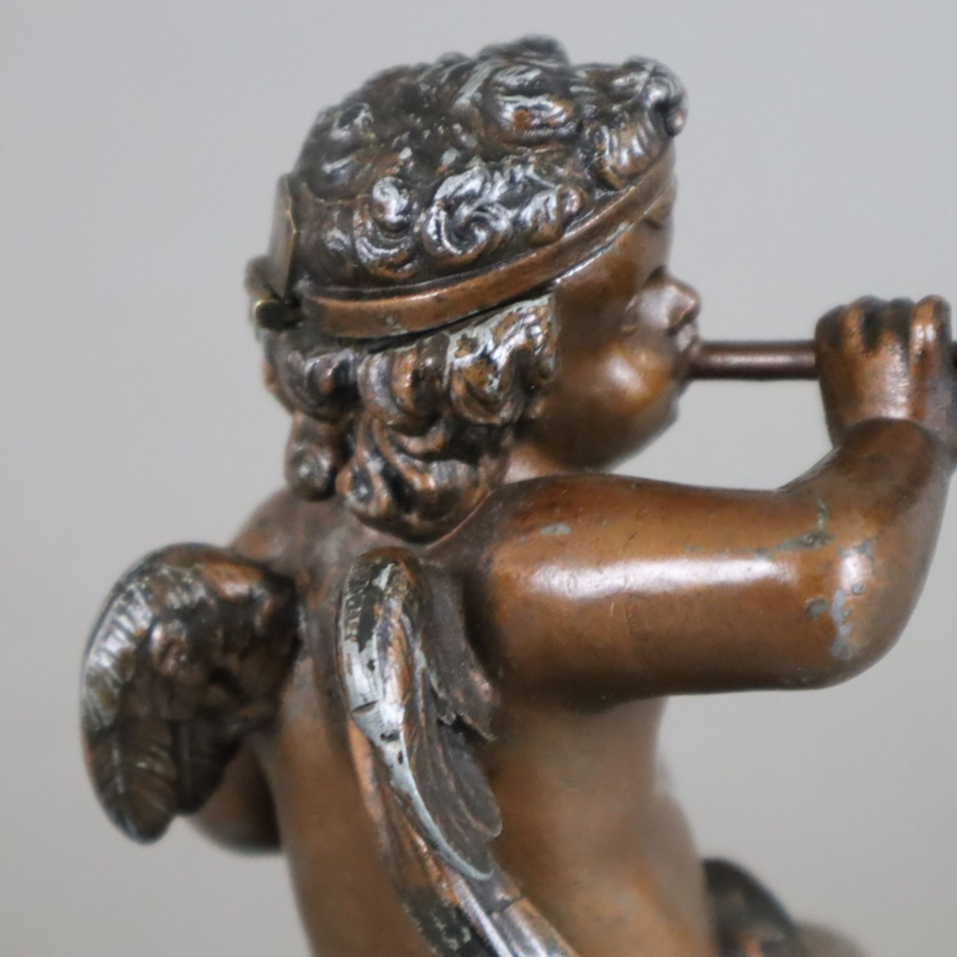 Figürliche Öllampe- 19.Jh., Metallguss, bronziert, auf Baumstumpfsockel sitzender Amor mit Pfeife, - Bild 9 aus 12