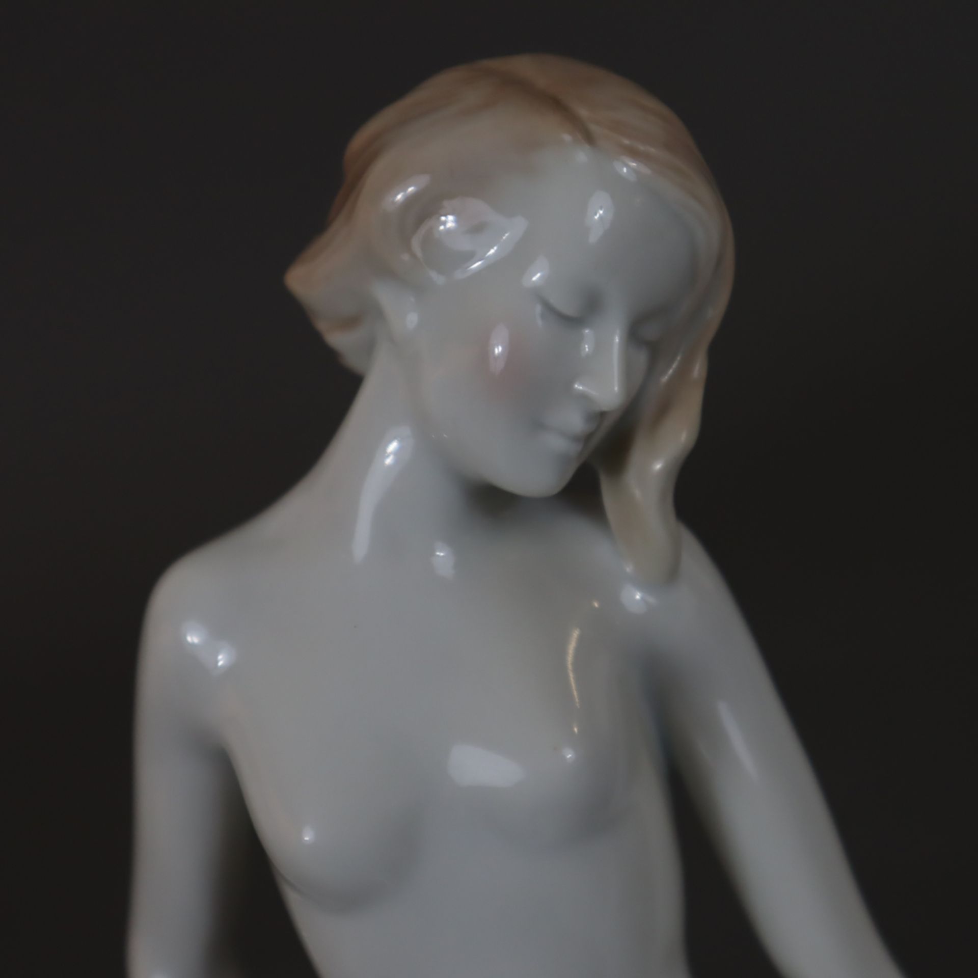 Badende mit Tuch - Metzler & Ortloff, weiblicher Akt im Art-Déco-Stil auf ovaler Plinthe, Porzellan - Bild 3 aus 8