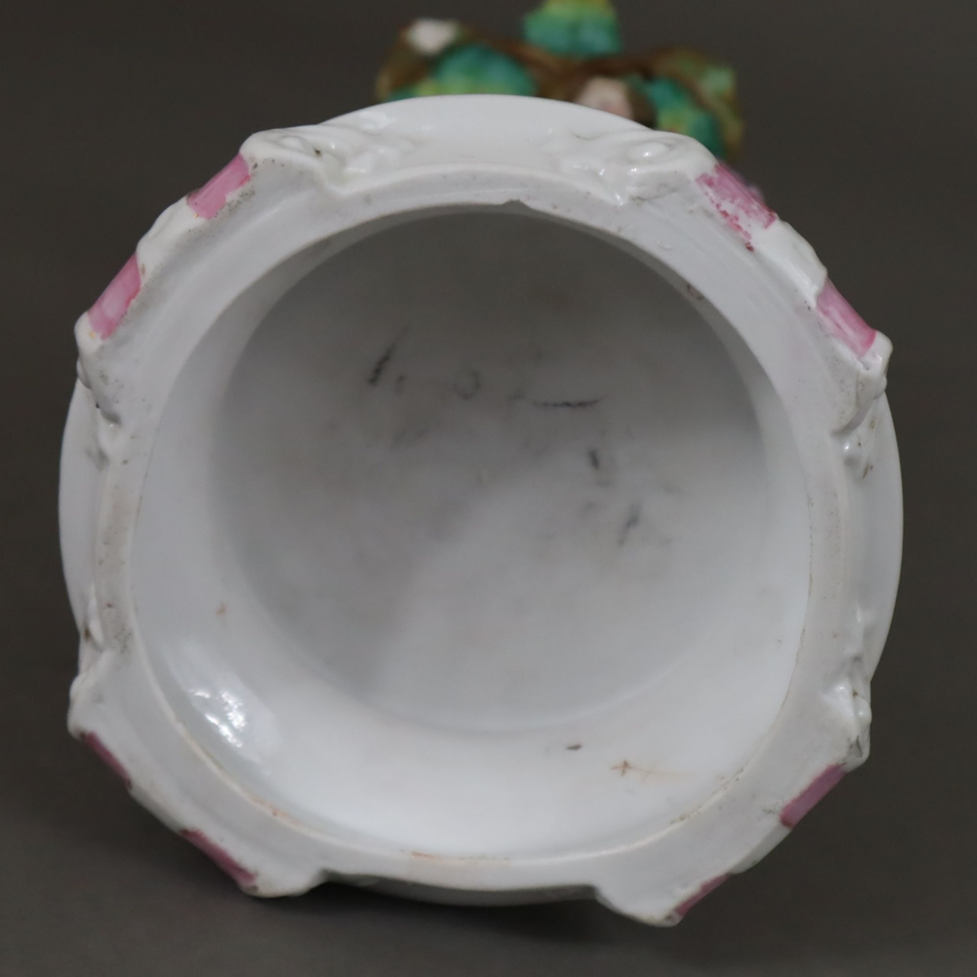 Figürlicher Kerzenständer - Porzellan, teils glasiert, auf rundem glasiertem Sockel Biskuitporzella - Bild 10 aus 11
