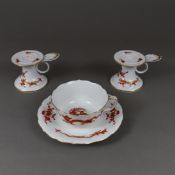 Paar Tischleuchter und Tasse mit Untertasse - Meissen, 20.Jh., Dekor "Roter Hofdrache" mit Goldakze