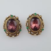 Paar antikisierende Vintage-Ohrclips - wohl USA, 20.Jh., goldfarben, in ovaler Form mit facettierte