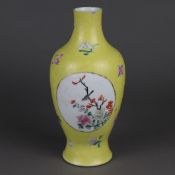 Gelbgrund-Vase - Porzellan mit polychromer Emailbemalung, China, gebauchte Vase mit eingeschnürtem