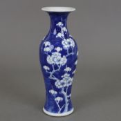 Blau-weiße Balustervase - China 20.Jh., dekoriert in Unterglasurblau mit Pflaumenblüten über gebors