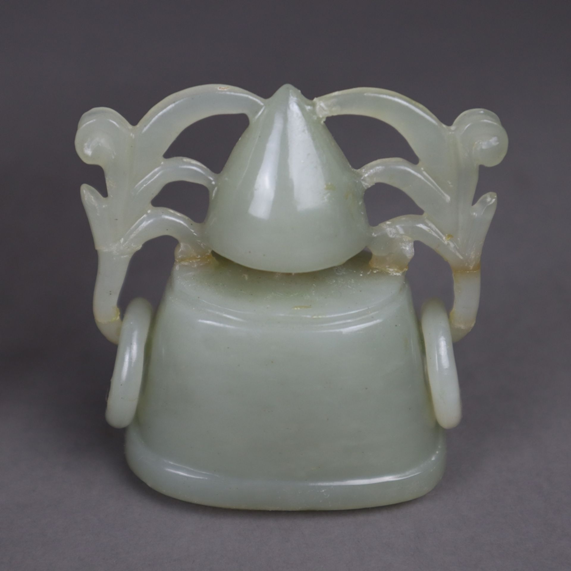 Jadevase mit Kette - China, H.ca.21cm (ohne Kette), hellgrüne transluzente Jade, flache Vase mit ho - Bild 3 aus 9