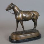 Tierplastik "Pferd" - Bronze, naturalistische Darstellung eines stehenden, gesattelten und gezäumte